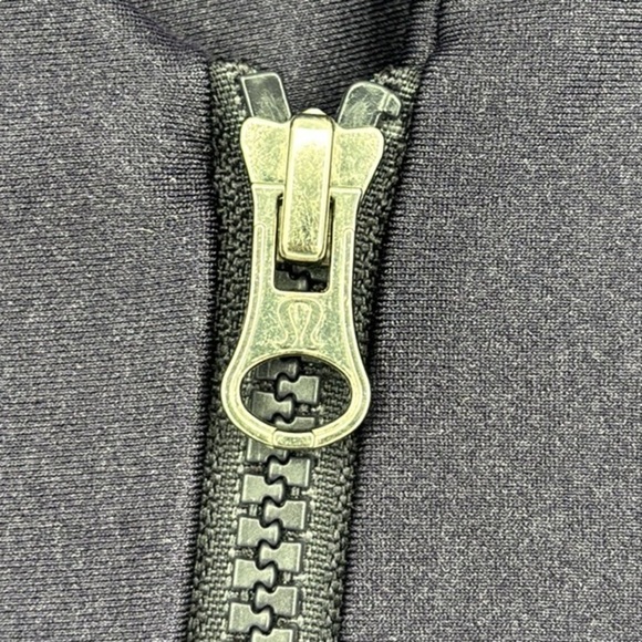 Lululemon Asymmetrical Zip Emerge Renewed Jacket Women’s Size 10 in Black Grape - Picture 7 of 14